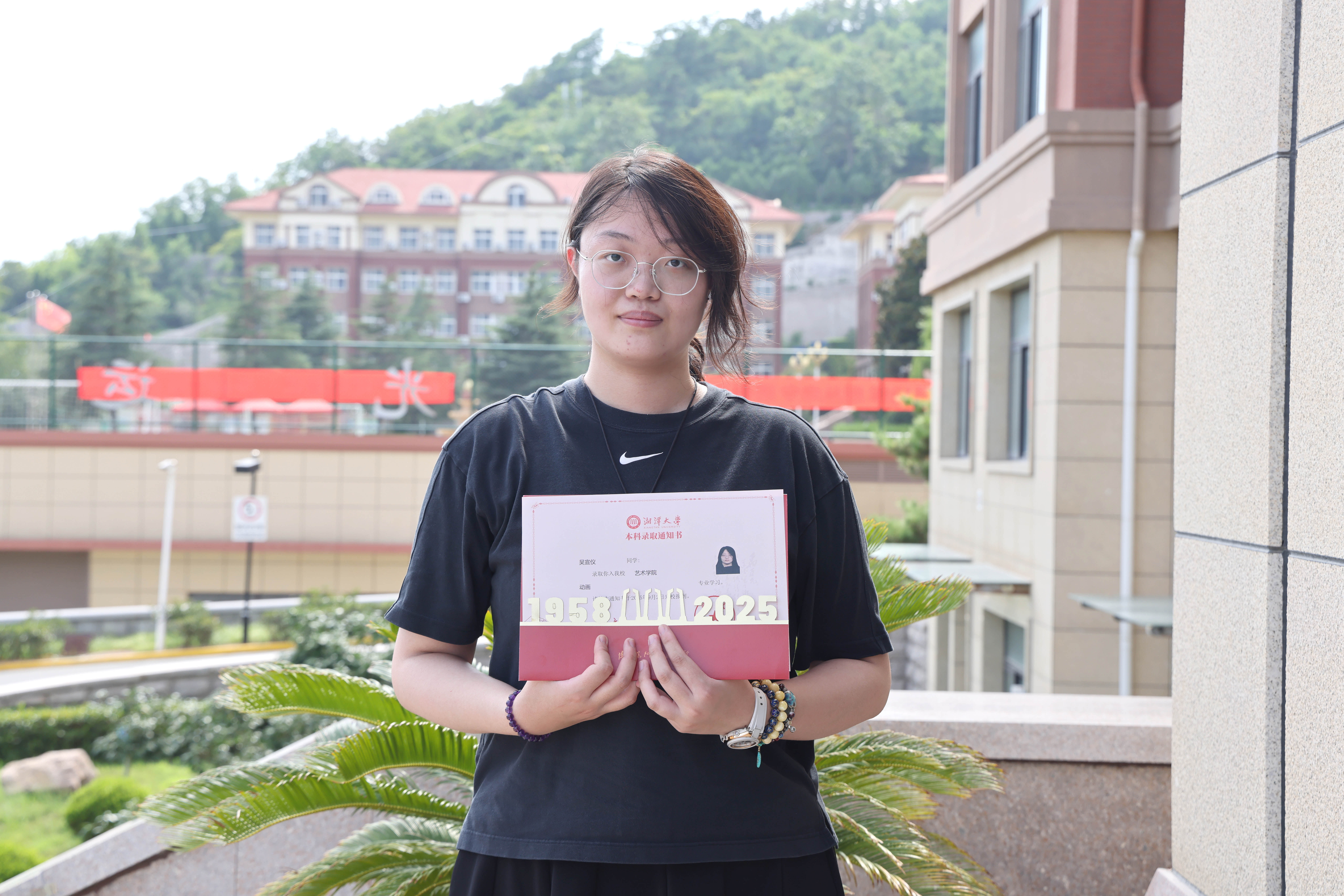湘潭大学——吴宣仪.JPG
